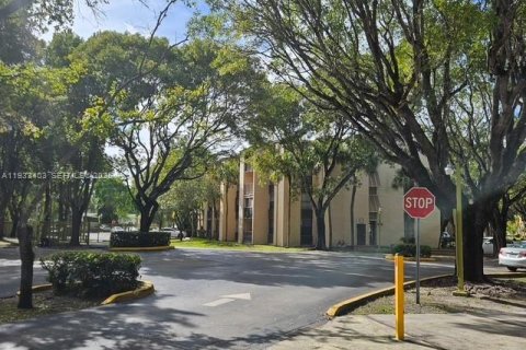 Condo in Miami, Florida, 1 bedroom  № 1991225 - photo 17