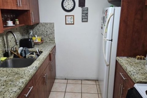 Condo in Miami, Florida, 1 bedroom  № 1991225 - photo 8