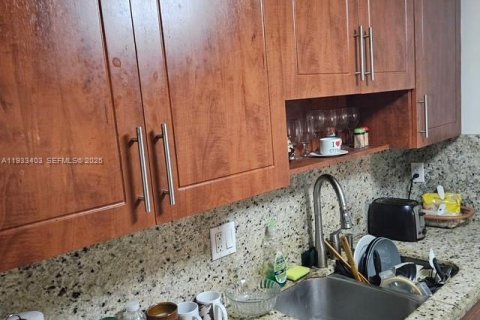 Condo in Miami, Florida, 1 bedroom  № 1991225 - photo 7