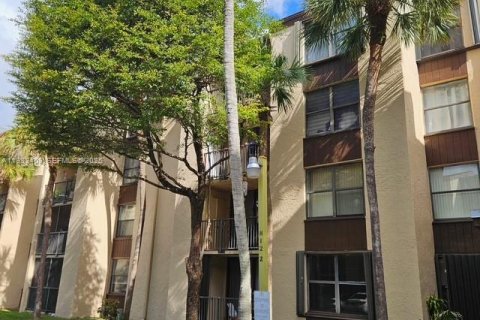 Condo in Miami, Florida, 1 bedroom  № 1991225 - photo 2