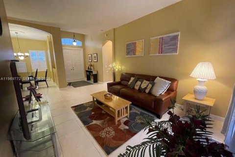 House in Coral Springs, Florida 5 bedrooms, 239.41 sq.m. № 2030579 - photo 5