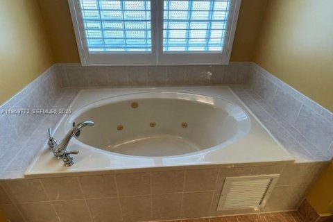 House in Coral Springs, Florida 5 bedrooms, 239.41 sq.m. № 2030579 - photo 10