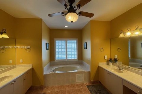 House in Coral Springs, Florida 5 bedrooms, 239.41 sq.m. № 2030579 - photo 9