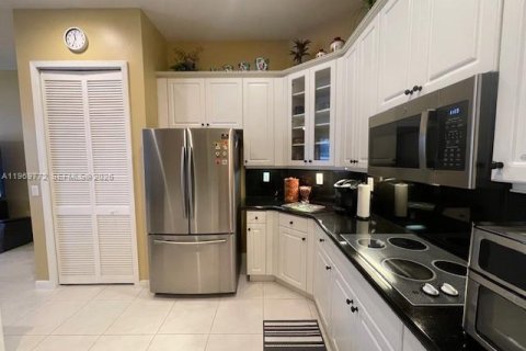 House in Coral Springs, Florida 5 bedrooms, 239.41 sq.m. № 2030579 - photo 3