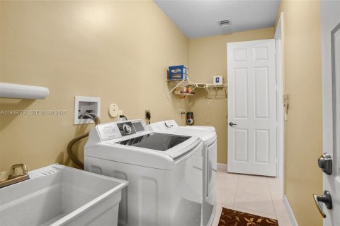 Casa en venta en Coral Springs, Florida, 5 dormitorios, 239.41 m2 № 2030579 - foto 20