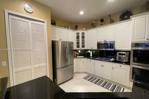 House in Coral Springs, Florida 5 bedrooms, 239.41 sq.m. № 2030579 - photo 4