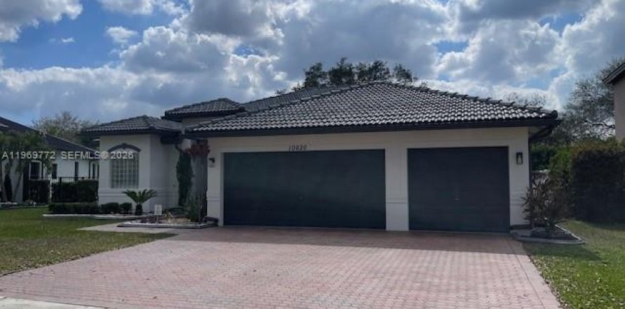 House in Coral Springs, Florida 5 bedrooms, 239.41 sq.m. № 2030579