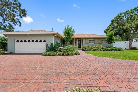 House in Saint Petersburg, Florida 4 bedrooms, 227.7 sq.m. № 1679495 - photo 11