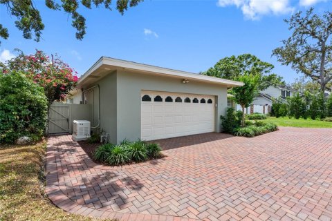 House in Saint Petersburg, Florida 4 bedrooms, 227.7 sq.m. № 1679495 - photo 15