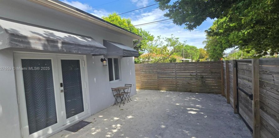 Villa ou maison à Miami, Floride 2 chambres, 74.32 m2 № 1806197