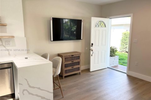 House in Biscayne Park, Florida 1 bedroom № 2002913 - photo 17