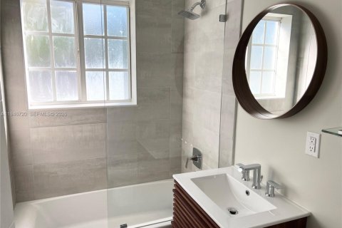 House in Biscayne Park, Florida 1 bedroom № 2002913 - photo 19