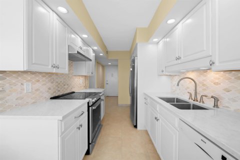 Condo in Fort Lauderdale, Florida, 2 bedrooms  № 2406116 - photo 5