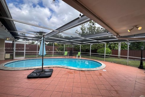 House in Hollywood, Florida 3 bedrooms, 119.1 sq.m. № 1967416 - photo 12