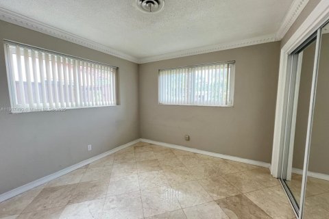 House in Hollywood, Florida 3 bedrooms, 119.1 sq.m. № 1967416 - photo 24