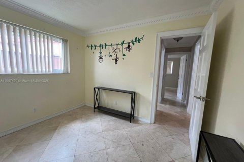 House in Hollywood, Florida 3 bedrooms, 119.1 sq.m. № 1967416 - photo 30