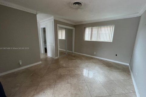 House in Hollywood, Florida 3 bedrooms, 119.1 sq.m. № 1967416 - photo 23