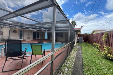 House in Hollywood, Florida 3 bedrooms, 119.1 sq.m. № 1967416 - photo 17