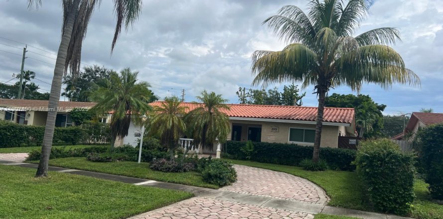 House in Hollywood, Florida 3 bedrooms, 119.1 sq.m. № 1967416