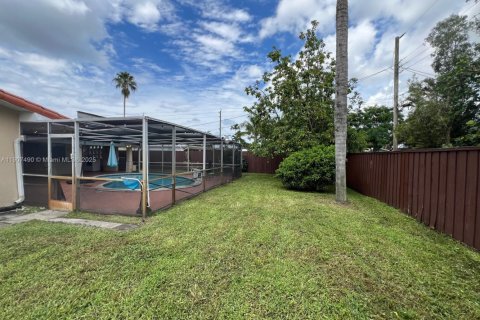 House in Hollywood, Florida 3 bedrooms, 119.1 sq.m. № 1967416 - photo 18