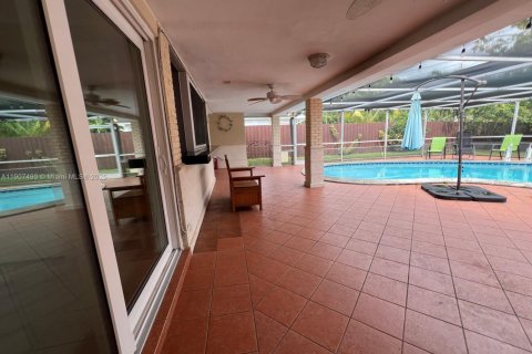 House in Hollywood, Florida 3 bedrooms, 119.1 sq.m. № 1967416 - photo 21