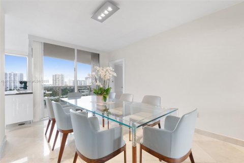 Condo in Sunny Isles Beach, Florida, 2 bedrooms  № 1729368 - photo 16
