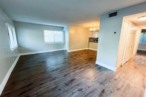 Снять в аренду кондоминиум в Плантация, Флорида 2 спальни, 89.56м2, № 1970290 - фото 1