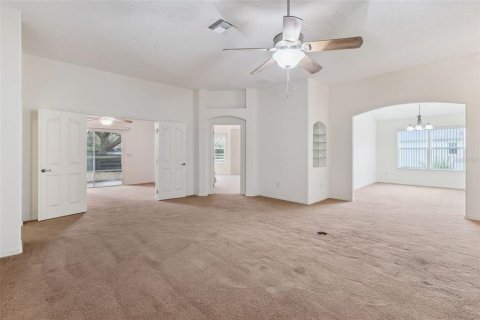 House in The Villages, Florida 3 bedrooms, 229.75 sq.m. № 2228479 - photo 4