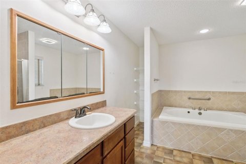 House in The Villages, Florida 3 bedrooms, 229.75 sq.m. № 2228479 - photo 25
