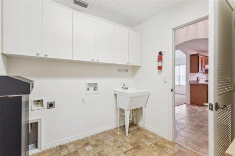 House in The Villages, Florida 3 bedrooms, 229.75 sq.m. № 2228479 - photo 23