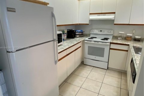 Condo in Pembroke Pines, Florida, 1 bedroom  № 2003944 - photo 2