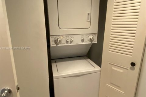 Condo in Pembroke Pines, Florida, 1 bedroom  № 2003944 - photo 10