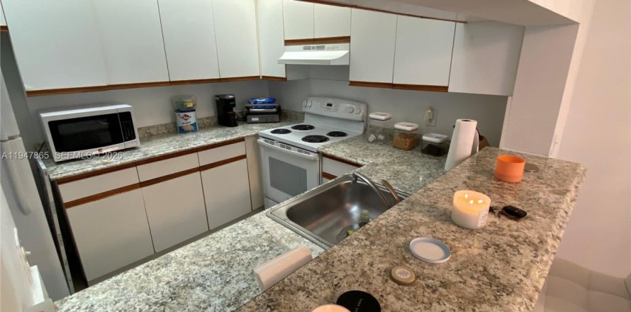 Condo in Pembroke Pines, Florida, 1 bedroom  № 2003944