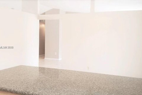 Снять в аренду виллу или дом в Майами, Флорида 3 спальни, 150.59м2, № 1952980 - фото 12