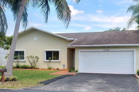 Снять в аренду виллу или дом в Майами, Флорида 3 спальни, 150.59м2, № 1952980 - фото 1