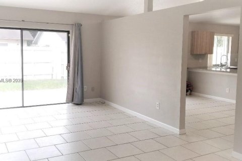 Снять в аренду виллу или дом в Майами, Флорида 3 спальни, 150.59м2, № 1952980 - фото 8