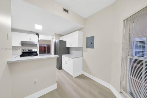 Touwnhouse à louer à Miami, Floride: 2 chambres, 127.83 m2 № 2003898 - photo 10