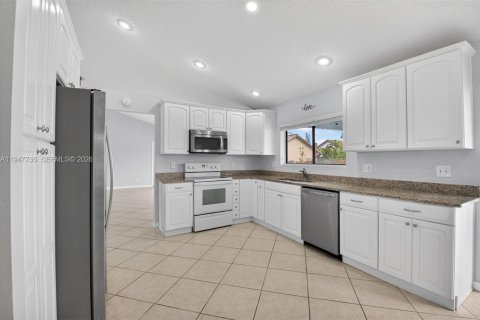 Villa ou maison à louer à Boynton Beach, Floride: 4 chambres, 211.72 m2 № 2003894 - photo 11