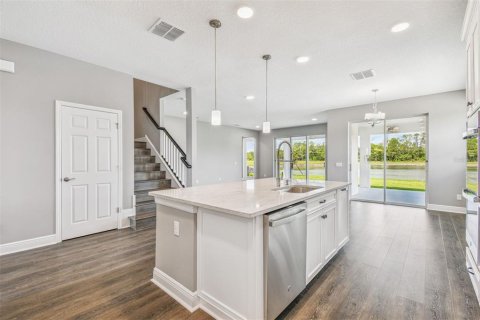 Casa en venta en Zephyrhills, Florida, 5 dormitorios, 328.04 m2 № 1608354 - foto 13