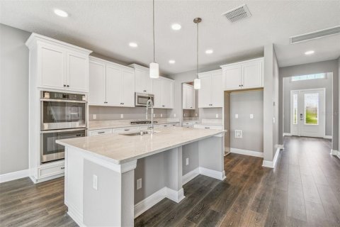Casa en venta en Zephyrhills, Florida, 5 dormitorios, 328.04 m2 № 1608354 - foto 11