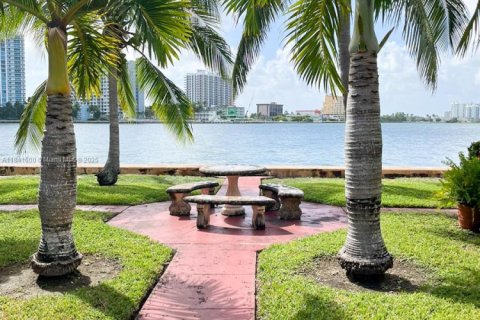 Condo in Miami Beach, Florida, 1 bedroom  № 1832524 - photo 17