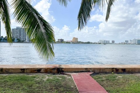 Condo in Miami Beach, Florida, 1 bedroom  № 1832524 - photo 22
