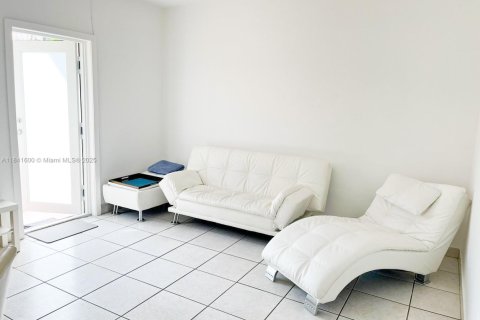 Condo in Miami Beach, Florida, 1 bedroom  № 1832524 - photo 4