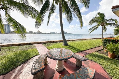 Condo in Miami Beach, Florida, 1 bedroom  № 1832524 - photo 2
