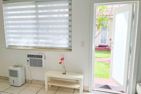 Condo in Miami Beach, Florida, 1 bedroom  № 1832524 - photo 16