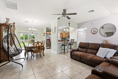 House in Port St. Lucie, Florida 3 bedrooms, 128.39 sq.m. № 2085195 - photo 9