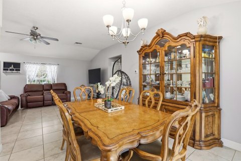 House in Port St. Lucie, Florida 3 bedrooms, 128.39 sq.m. № 2085195 - photo 12