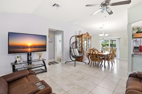 House in Port St. Lucie, Florida 3 bedrooms, 128.39 sq.m. № 2085195 - photo 8