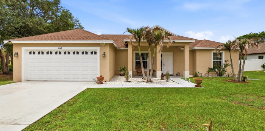 House in Port St. Lucie, Florida 3 bedrooms, 128.39 sq.m. № 2085195