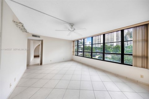 Condominio en venta en Hallandale Beach, Florida, 3 dormitorios, 165.37 m2 № 2006440 - foto 18